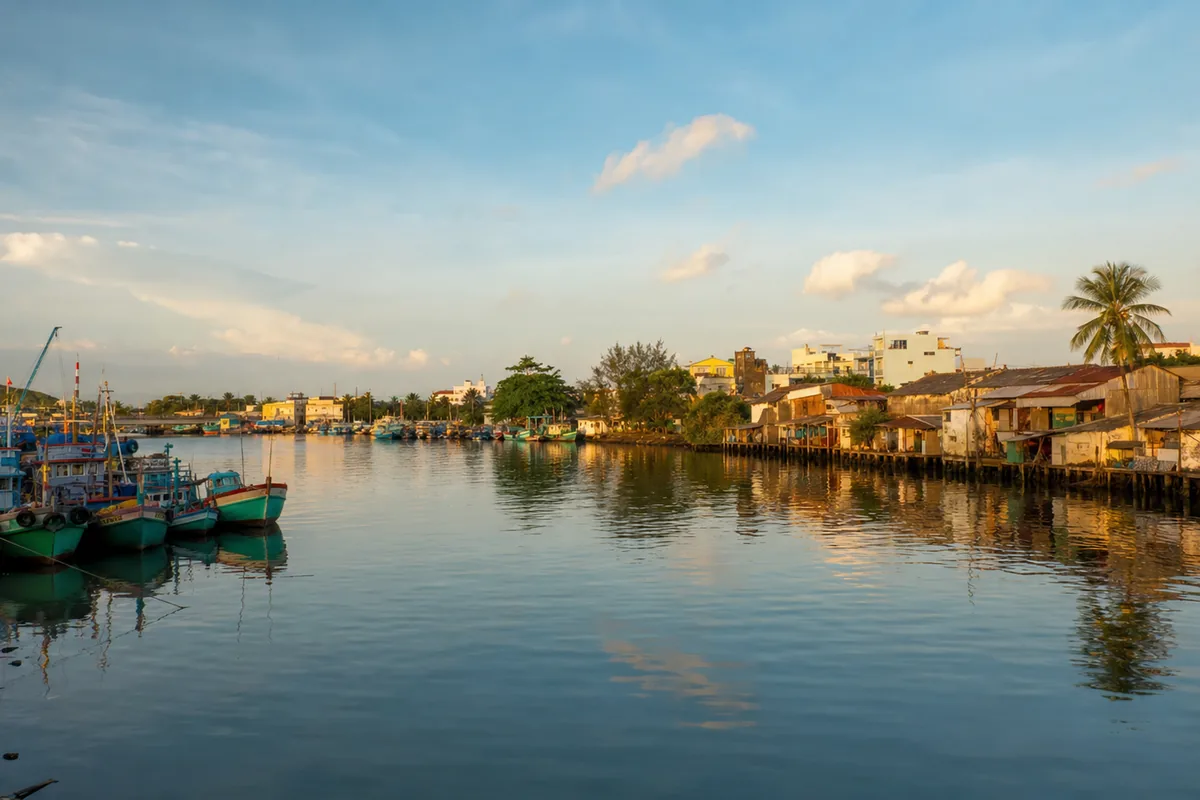 Trung tâm thị trấn Dương Đông Phú Quốc — chợ đêm và bungalow vườn gần đó